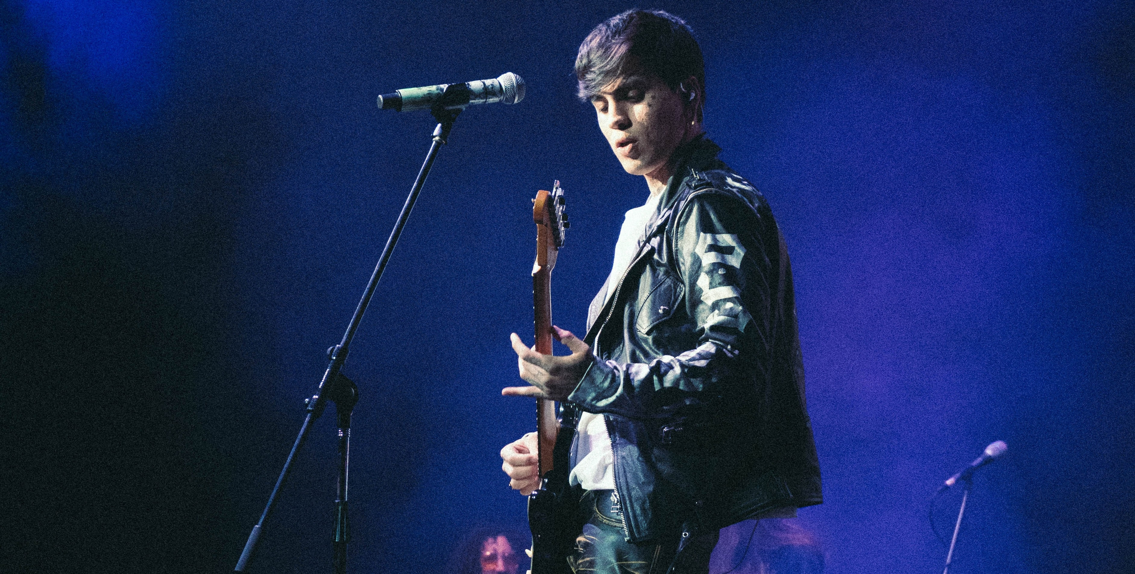 C.R.O tocando guitarra electrica